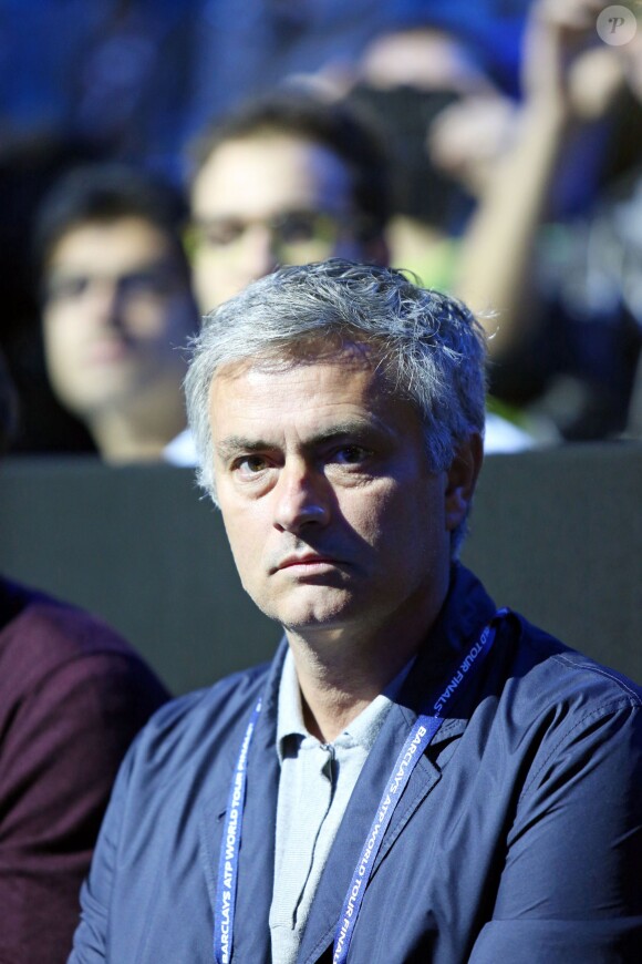 Jose Mourinho, entraîneur de Chelsea, dans les gradins de l'O2, à Londres le 13 novembre 2014, lors du match entre Andy Murray et Roger Federer qui s'est soldé par la victoire écrasante du Suisse (6-0, 6-1) lors du Masters de Londres.