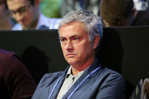 Jose Mourinho, entraîneur de Chelsea, dans les gradins de l'O2, à Londres le 13 novembre 2014, lors du match entre Andy Murray et Roger Federer qui s'est soldé par la victoire écrasante du Suisse (6-0, 6-1) lors du Masters de Londres.