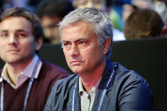 Jose Mourinho, entraîneur de Chelsea, dans les gradins de l'O2, à Londres le 13 novembre 2014, lors du match entre Andy Murray et Roger Federer qui s'est soldé par la victoire écrasante du Suisse (6-0, 6-1) lors du Masters de Londres.