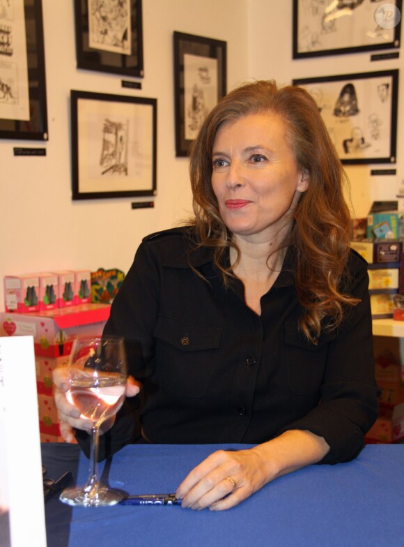 Valérie Trierweiler signe son livre "Merci pour ce moment" à la librairie Mollat à Bordeaux, le 14 novembre 2014.