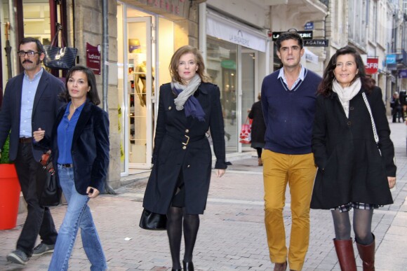Valérie Trierweiler, son amie Saïda Jawad et son éditeur Laurent Beccaria (éditions Les Arènes) arrivent pour une séance de dédicaces de son livre "Merci pour ce moment" à la librairie Mollat à Bordeaux, le 14 novembre 2014.