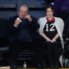 Jack Nicholson et sa fille Lorraine assistent au match de basket des Lakers à Los Angeles le 16 novembre 2014.
