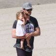  Exclusif - Chris Hemsworth sur la plage avec sa fille India et ses parents Leonie et Craig &agrave; Malibu, le 29 mars 2014 
