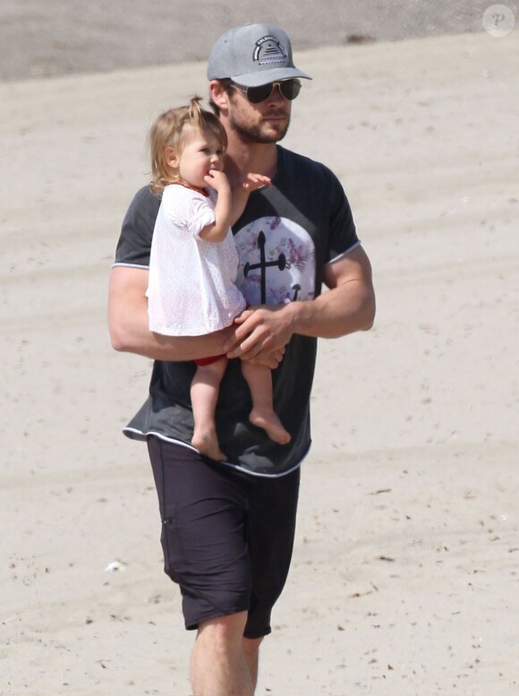 Exclusif - Chris Hemsworth sur la plage avec sa fille India et ses parents Leonie et Craig à Malibu, le 29 mars 2014