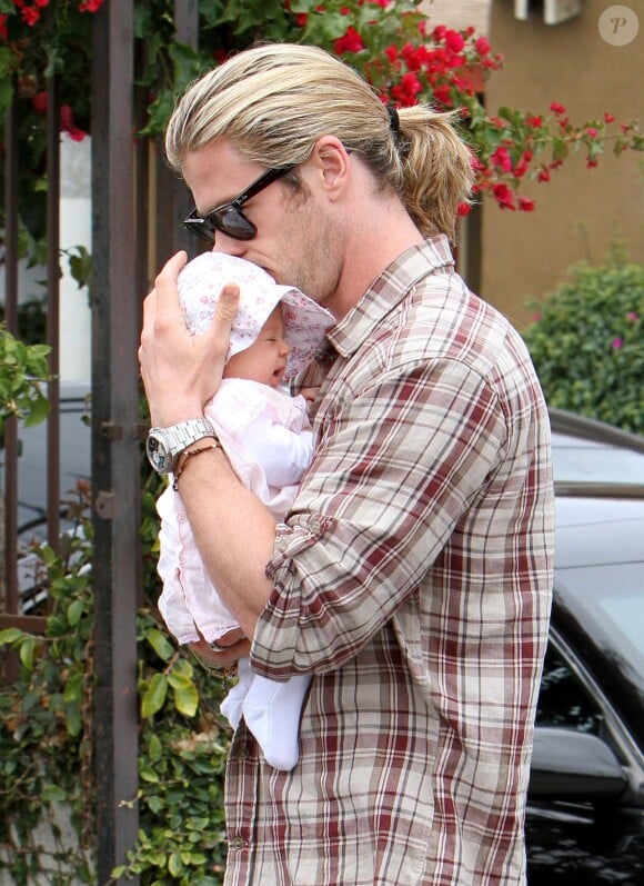 Chris Hemsworth avec sa fille India le 22 juillet 2012 à Santa Monica
