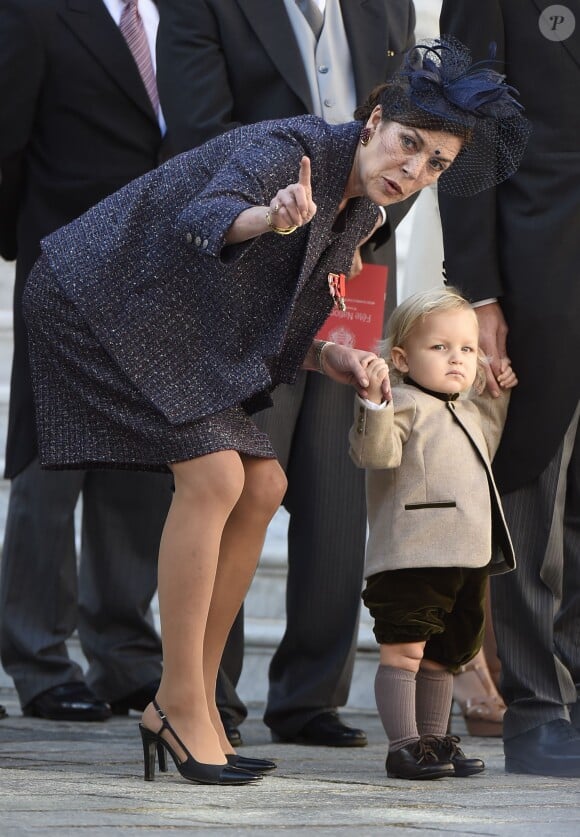 Sacha Casiraghi, surveillé par sa grand-mère la princesse Caroline de Hanovre, assistait avec la famille princière à la cérémonie de la prise d'armes dans la cour du palais princier à Monaco le 19 novembre 2014, jour de la Fête nationale.