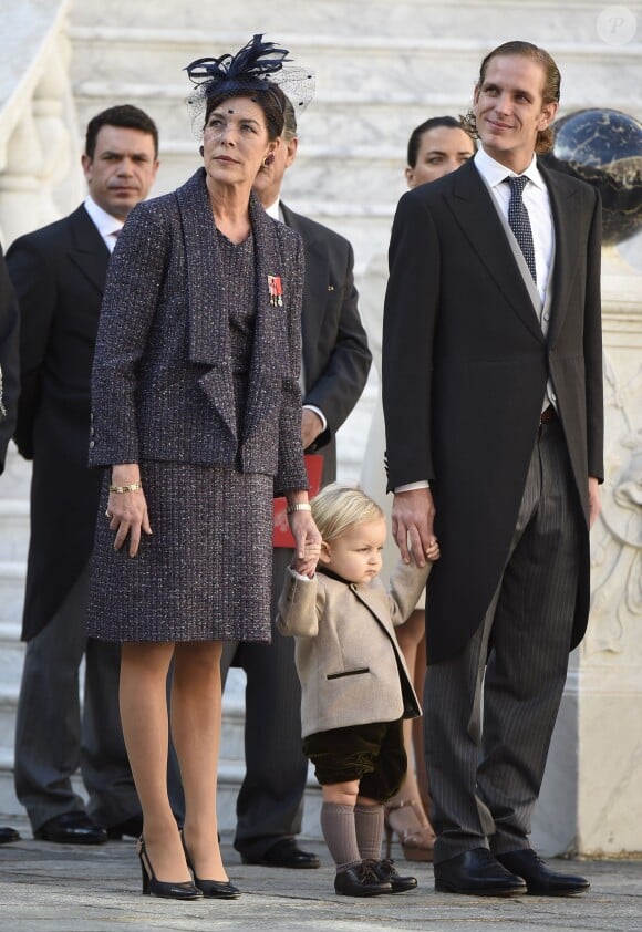 Le petit Sacha Casiraghi, tenant la main de sa grand-mère la princesse Caroline de Hanovre et de son père Andrea Casiraghi, assistait à la cérémonie de la prise d'armes dans la cour du palais princier à Monaco le 19 novembre 2014, jour de la Fête nationale.