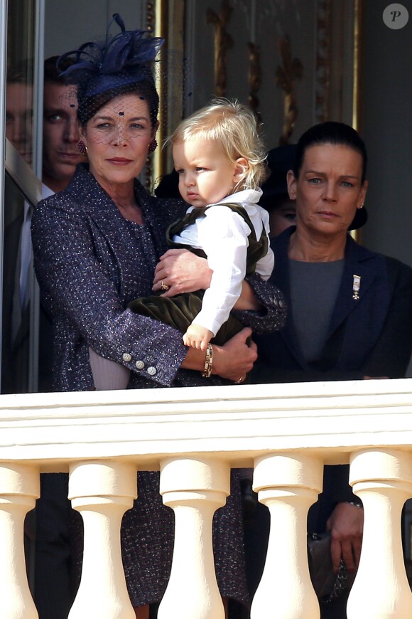 Sacha Casiraghi dans les bras de sa mamie la princesse Caroline de Hanovre au balcon du palais princier à Monaco, le 19 novembre 2014, lors de la Fête nationale monégasque.
