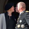 Le prince Albert II et la princesse Charlene de Monaco, enceinte de huit mois, sont apparus ensemble et se sont embrassés au balcon du palais princier à Monaco, le 19 novembre 2014, lors de la Fête nationale monégasque.