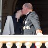 Le prince Albert II et la princesse Charlene de Monaco, enceinte de huit mois, sont apparus ensemble et se sont embrassés au balcon du palais princier à Monaco, le 19 novembre 2014, lors de la Fête nationale monégasque.