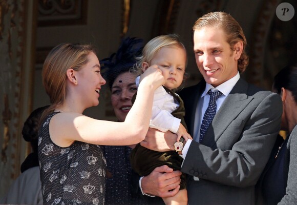 Sacha Casiraghi (1 an et demi), chouchouté par sa tante la princesse Alexandra (15 ans), est apparu dans les bras de son papa Andrea Casiraghi, au balcon du palais princier à Monaco le 19 novembre 2014 pour la Fête nationale.