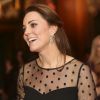Kate Middleton, enceinte de quatre mois, à Kensington Palace, à Londres, le 19 novembre 2014. A deux pas de son domicile, la duchesse de Cambridge, en haut Hobbs et jupe Jenny Packham, remettait ce soir-là les prix de l'association Place2Be dont elle est la marraine depuis 2013.