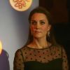 Kate Middleton, enceinte de quatre mois, à Kensington Palace, à Londres, le 19 novembre 2014. A deux pas de son domicile, la duchesse de Cambridge, en haut Hobbs et jupe Jenny Packham, remettait ce soir-là les prix de l'association Place2Be dont elle est la marraine depuis 2013.