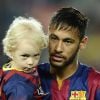 Neymar avec son fils Davi Lucca à Barcelone, le 1er novembre 2014.