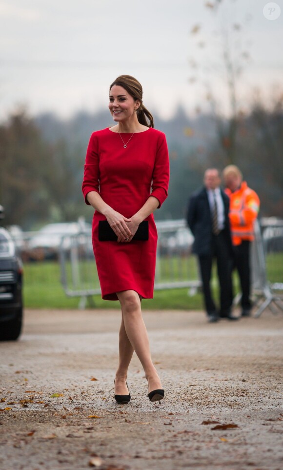 Kate Middleton, duchesse de Cambridge, enceinte de quatre mois, dévoilait ses rondeurs dans une robe Katherine Hooker alors qu'elle se mobilisait le 25 novembre 2014 à Norwich, dans le Norfolk, pour lancer une levée de fonds en vue de construire un nouvel hôpital pour enfants de l'organisme East Anglia Children's Hospices.