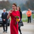  Kate Middleton, duchesse de Cambridge, enceinte de quatre mois, dévoilait ses rondeurs dans une robe Katherine Hooker alors qu'elle se mobilisait le 25 novembre 2014 à Norwich, dans le Norfolk, pour lancer une levée de fonds en vue de construire un nouvel hôpital pour enfants de l'organisme East Anglia Children's Hospices. 