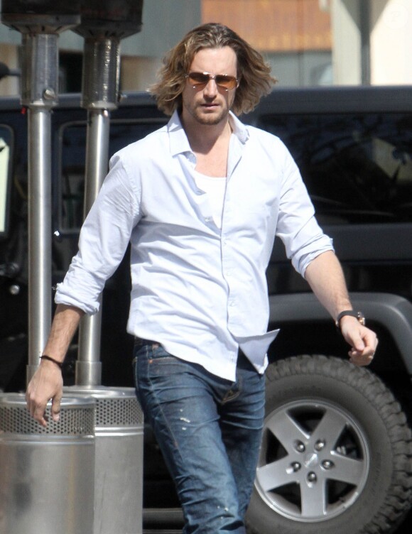 Gabriel Aubry allant déjeuner au restaurant à West Hollywood, le 27 février 2013, trois mois après son altercation avec Olivier Martinez