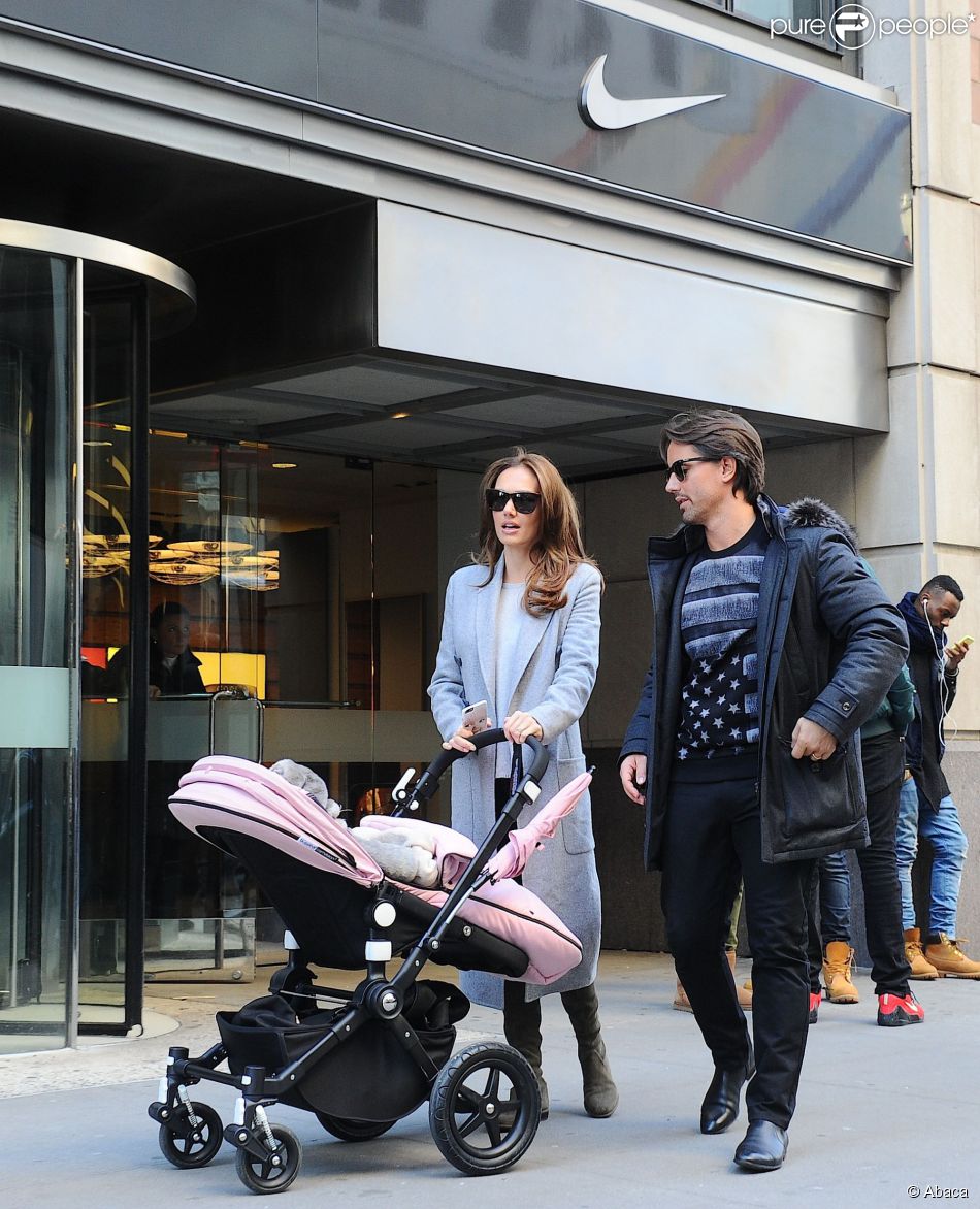 Tamara Ecclestone avec son époux Jay Rutland et leur petite Sophia à New York, le 20 novembre 2014