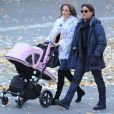 Tamara Ecclestone et son mari Jay Rutland accompagnés de leur fille Sophia dans les rues de Central Park à New York le 19 novembre 2014