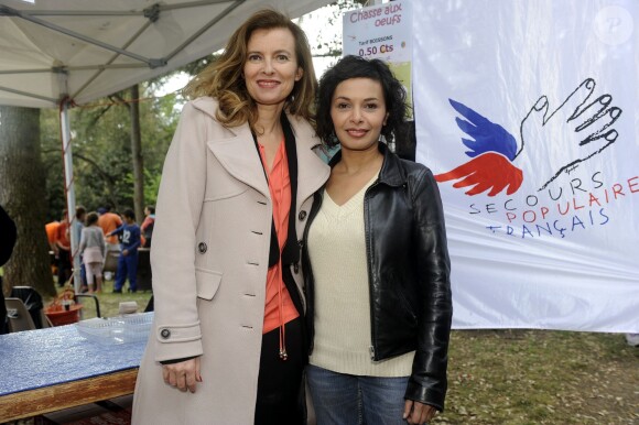 Valérie Trierweiler lors d'une chasse aux oeufs organisée par le Secours populaire à Angers avec Saïda Jawad, compagne de Gérard Jugnot, le 20 avril 2014.