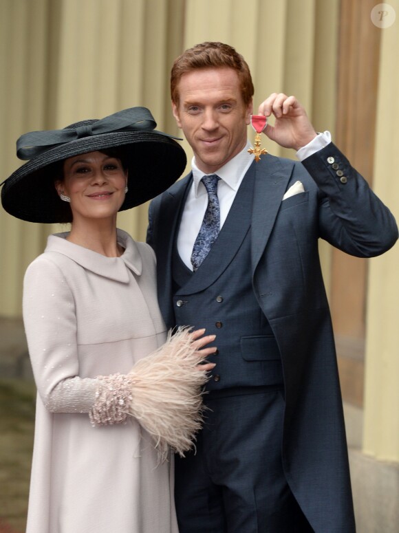 Damian Lewis, starisé par la série Homeland, a été fait officier dans l'ordre de l'empire britannique, à Buckingham Palace le 26 novembre 2014 en présence de son épouse Helen McCrory, pas peu fière. Il a reçu ses insignes des mains du prince William, un ancien de l'Eton College, tout comme lui.