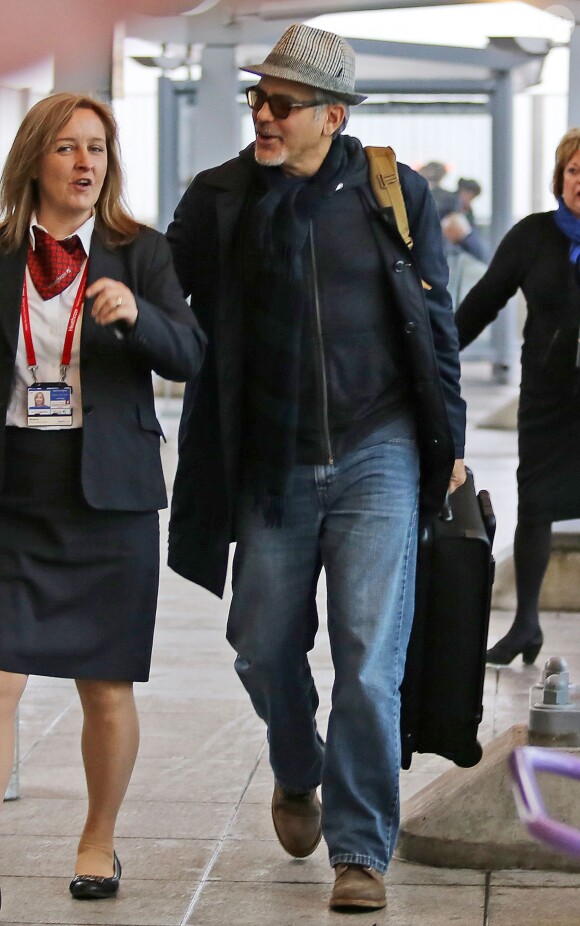 George Clooney avec sa femme Amal à l'aéroport d'Heathrow à Londres en direction des Etats-Unis le 27 novembre 2014