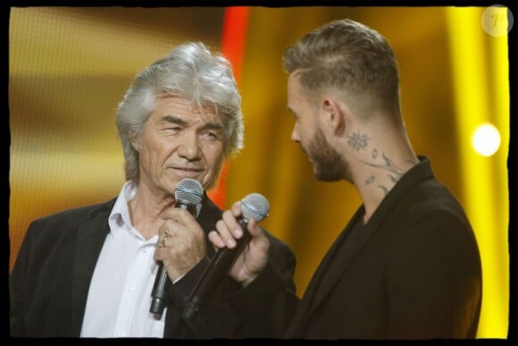 Exclusif - Daniel Guichard et le chanteur M.Pokora (Matt Pokora) interprètent la chanson "Mon Vieux" lors de l'édition 2014 de la "Fête de la chanson française" diffusée sur France 2, enregistrée au Studio TSF à Aubervilliers, le 21 novembre 2014.