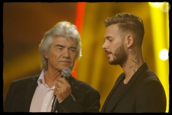 Exclusif - Daniel Guichard et le chanteur M.Pokora (Matt Pokora) interprètent la chanson "Mon Vieux" lors de l'édition 2014 de la "Fête de la chanson française" diffusée sur France 2, enregistrée au Studio TSF à Aubervilliers, le 21 novembre 2014.