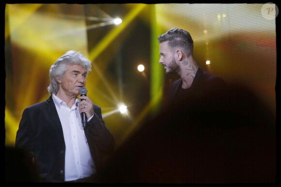 Exclusif - Daniel Guichard et le chanteur M.Pokora (Matt Pokora) interprètent la chanson "Mon Vieux" lors de l'édition 2014 de la "Fête de la chanson française" diffusée sur France 2, enregistrée au Studio TSF à Aubervilliers, le 21 novembre 2014.