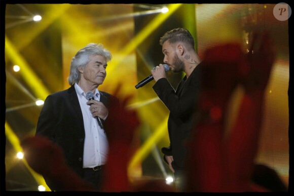 Exclusif - Daniel Guichard et le chanteur M.Pokora (Matt Pokora) interprètent la chanson "Mon Vieux" lors de l'édition 2014 de la "Fête de la chanson française" diffusée sur France 2, enregistrée au Studio TSF à Aubervilliers, le 21 novembre 2014
