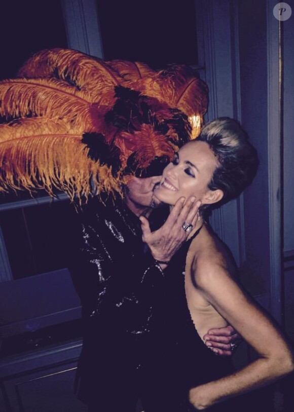 Laeticia et Johnny Hallyday, tendres amoureux au Bal de Soie Hermès au théâtre de l'Odéon à Paris, le 27 novembre 2014
