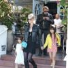Johnny Hallyday, sa femme Laeticia et leurs filles Jade et Joy sont allés déjeuner au restaurant Taverna Tony à Malibu, le 25 mai 2014.