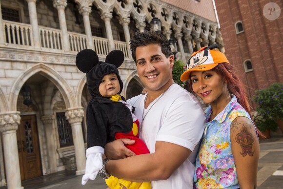 Nicole "Snooki" Polizzi et Jionni LaValle avec leur fils Lorenzo à Disney World en Floride, le 27 septembre 2013.
