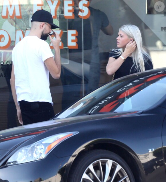 Exclusif - Sofia Richie avec son petit ami Miles Canter dans les rues de Los Angeles, le 29 novembre 2014.