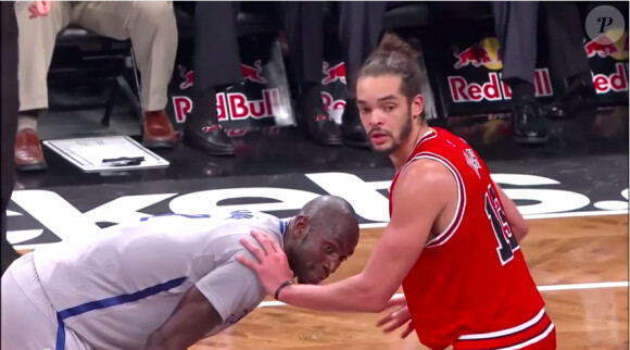 Kevin Garnett a tenté de mordre Joakim Noah lors du match entre les Nets de Brooklyn et les Bulls de Chicago, le 30 novembre 2014 à Brooklyn, New York