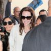 Angelina Jolie souriante à Los Angeles, le 30 novembre 2014. Quelques heures plus tard, son SUV va être victime d'un accident...