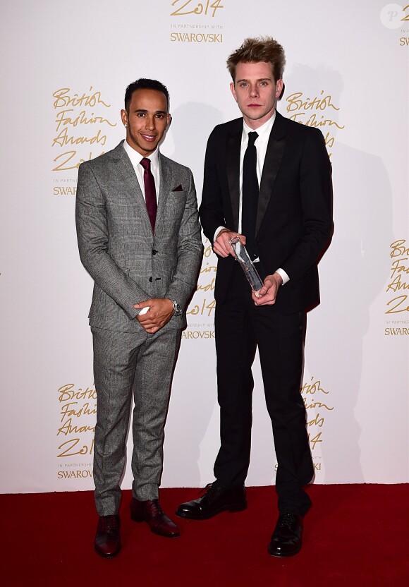 Lewis Hamilton et le créateur J.W. Anderson (Créateur pour hommes de l'année) lors des British Fashion Awards 2014 au London Coliseum. Londres, le 1er décembre 2014.