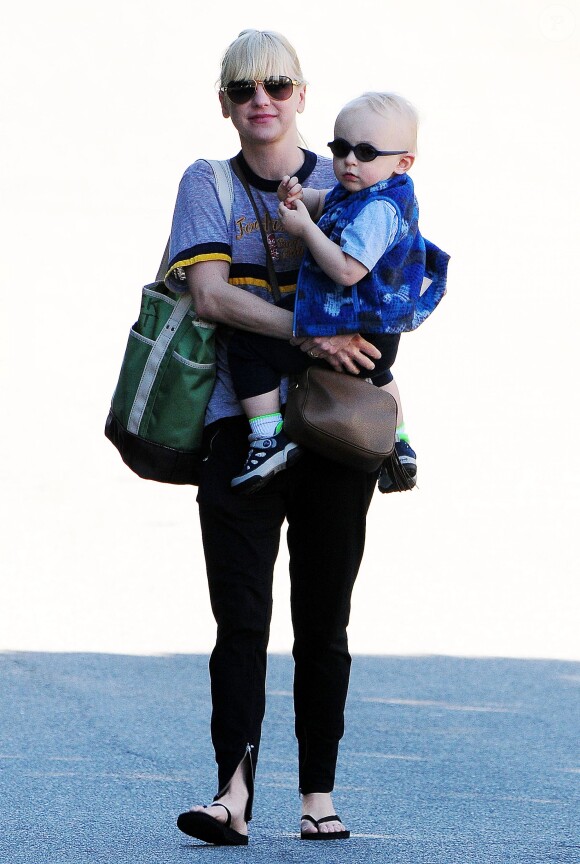 Anna Faris et son petit garçon Jack à Beverly Hills, le 21 novembre 2014