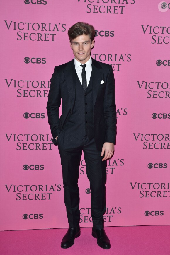 Oliver Cheshire assiste au défilé Victoria's Secret 2014 à l'Earls Court Exhibition Centre. Londres, le 2 décembre 2014.