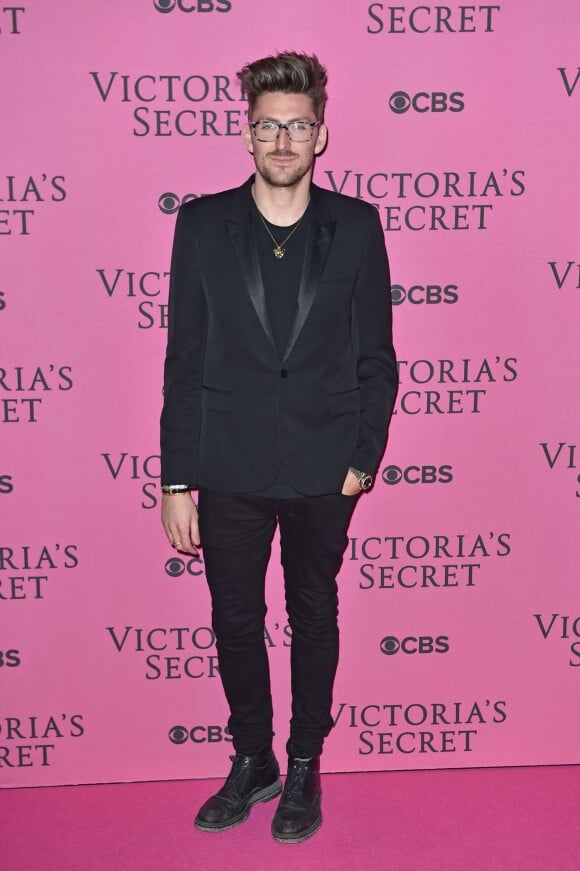 Henry Holland assiste au défilé Victoria's Secret 2014 à l'Earls Court Exhibition Centre. Londres, le 2 décembre 2014.