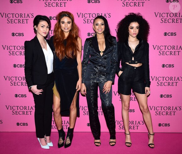 Asami Zdrenka, Jessica Kate Plummer, Amira McCarthy et Shereen Cutkelvin du girlsband Neon Jungle assistent au défilé Victoria's Secret 2014 à l'Earls Court Exhibition Centre. Londres, le 2 décembre 2014.