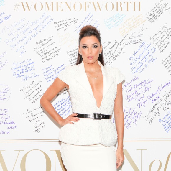 Eva Longoria assiste au dîner L'Oréal Paris Women of Worth au Pierre Hotel. New York, le 2 décembre 2014.