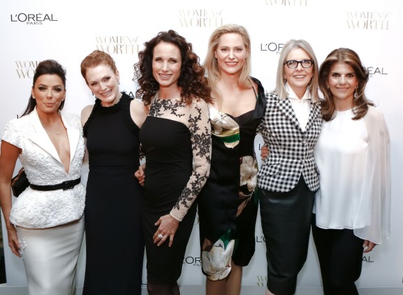 Eva Longoria, Julianne Moore, Andie MacDowell, Aimee Mullins, Diane Keaton et Karen T. Fondu assistent au dîner L'Oréal Paris Women of Worth au Pierre Hotel. New York, le 2 décembre 2014.