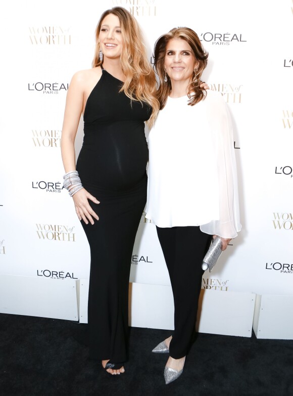 Blake Lively et Karen T. Fondu assistent au dîner L'Oréal Paris Women of Worth au Pierre Hotel. New York, le 2 décembre 2014.