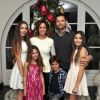 Brooke Burke-Charvet, David Charvet et leurs enfants Rain, Neriah, Sierra et Shaya préparent les fêtes dans leur maison à Malibu. Los Angeles, le 1er décembre 2014.