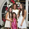 Brooke Burke-Charvet et ses filles Rain, Neriah et Sierra préparent les fêtes dans leur maison à Malibu. Los Angeles, le 1er décembre 2014.