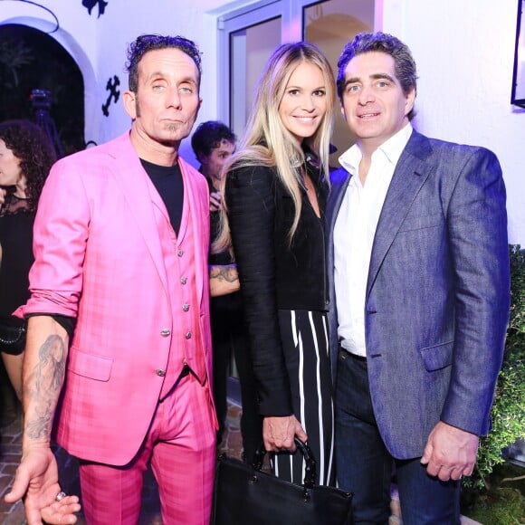 Richard Stark (co-fondateur de Chrome Hearts), Elle MacPherson et son compagnon Jeffrey Soffer assistent à la soirée d'inauguration du nouveau magasin Chrome Hearts, situé dans le Design District. Miami, le 3 décembre 2014.