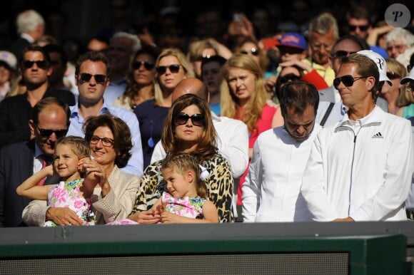 Mirka Federer et ses jumelles Myla Rose et Charlene Riva à Wimbledon à Londres, le 6 juillet 2014
