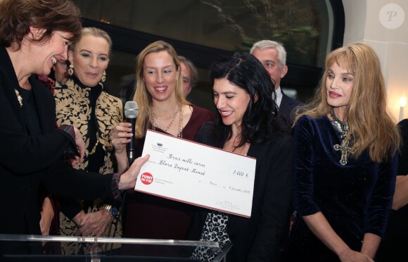 Clara Dupont-Monod et Arielle Dombasle - Remise du Prix littéraire des Princes décerné par le magazine Point de Vue à l'Hôtel Peninsula, à Paris le 4 décembre 2014.