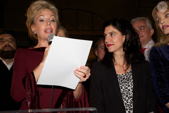 Camille de Bourbon des Deux-Siciles et la lauréate Clara Dupont-Monot - Remise du Prix littéraire des Princes décerné par le magazine Point de Vue à l'Hôtel Peninsula, à Paris le 4 décembre 2014.